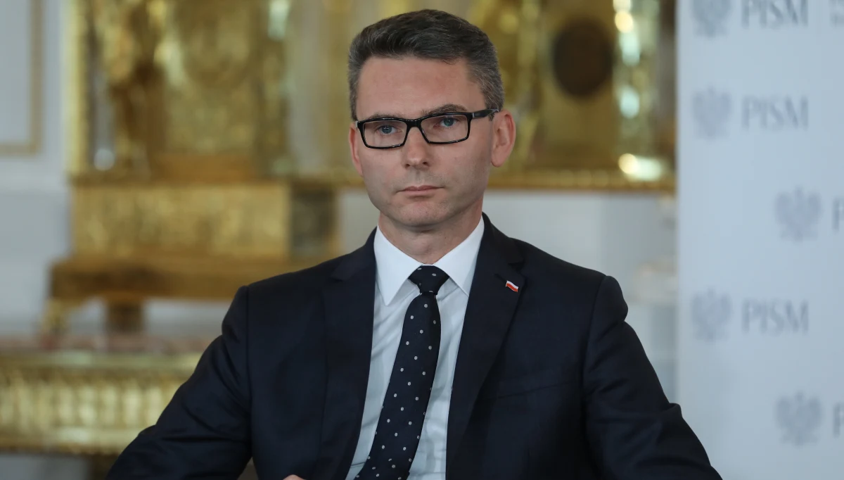 Żyjemy nie tylko w kraju, w którym można przez kilka tygodni nie wiedzieć, że jest się ambasadorem. Jest to też kraj, w którym wygasza się mandat posła z datą wsteczną, a człowiek, który nie jest już posłem - głosuje w Sejmie. I nikt nie poczuwa się do winy za te absurdy.
