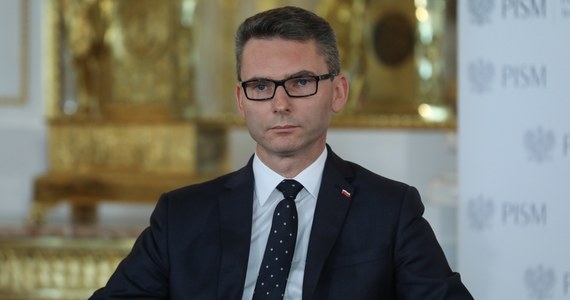 Żyjemy nie tylko w kraju, w którym można przez kilka tygodni nie wiedzieć, że jest się ambasadorem. Jest to też kraj, w którym wygasza się mandat posła z datą wsteczną, a człowiek, który nie jest już posłem - głosuje w Sejmie. I nikt nie poczuwa się do winy za te absurdy.