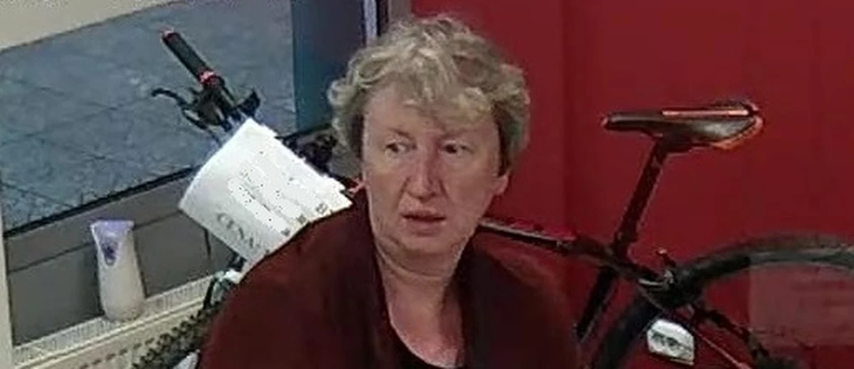 ​Kobieta przez co najmniej pół roku jeździła po lombardach i komisach w całej Polsce i zastawiała w nich lub sprzedawała "złotą" biżuterię. Później wychodziło na jaw, że ze złota były wykonane wyłącznie zapięcia łańcuszków. Policjanci z Olsztyna opublikowali zdjęcie kobiety i proszą o pomoc w jej poszukiwaniach.