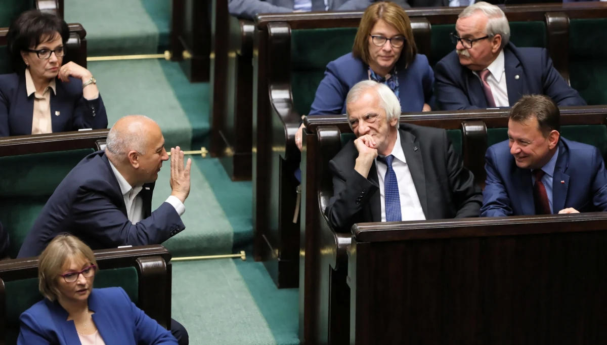 Powołanie się w uchwalonej przez Sejm i Senat ustawie na nieistniejące przepisy nie może być naprawione inaczej niż przez jej nowelizację. Jeśli podpisze ją prezydent, ustawę można tylko wydrukować z błędem. Inne poprawianie uchwalonych już przepisów byłoby wprowadzeniem do nich zmian, takich jak sławne "lub czasopisma" przed laty.