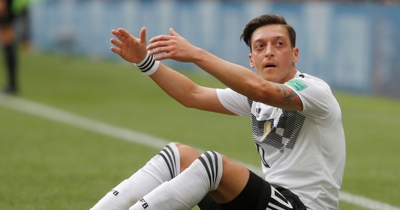 Szef Niemieckiej Federacji Piłkarskiej (DFB) Reinhard Grindel przeprosił za to, że nie bronił należycie Mesuta Oezila przed atakami rasistowskimi. 29-letni pomocnik tureckiego pochodzenia zrezygnował w niedzielę z gry w drużynie narodowej.
