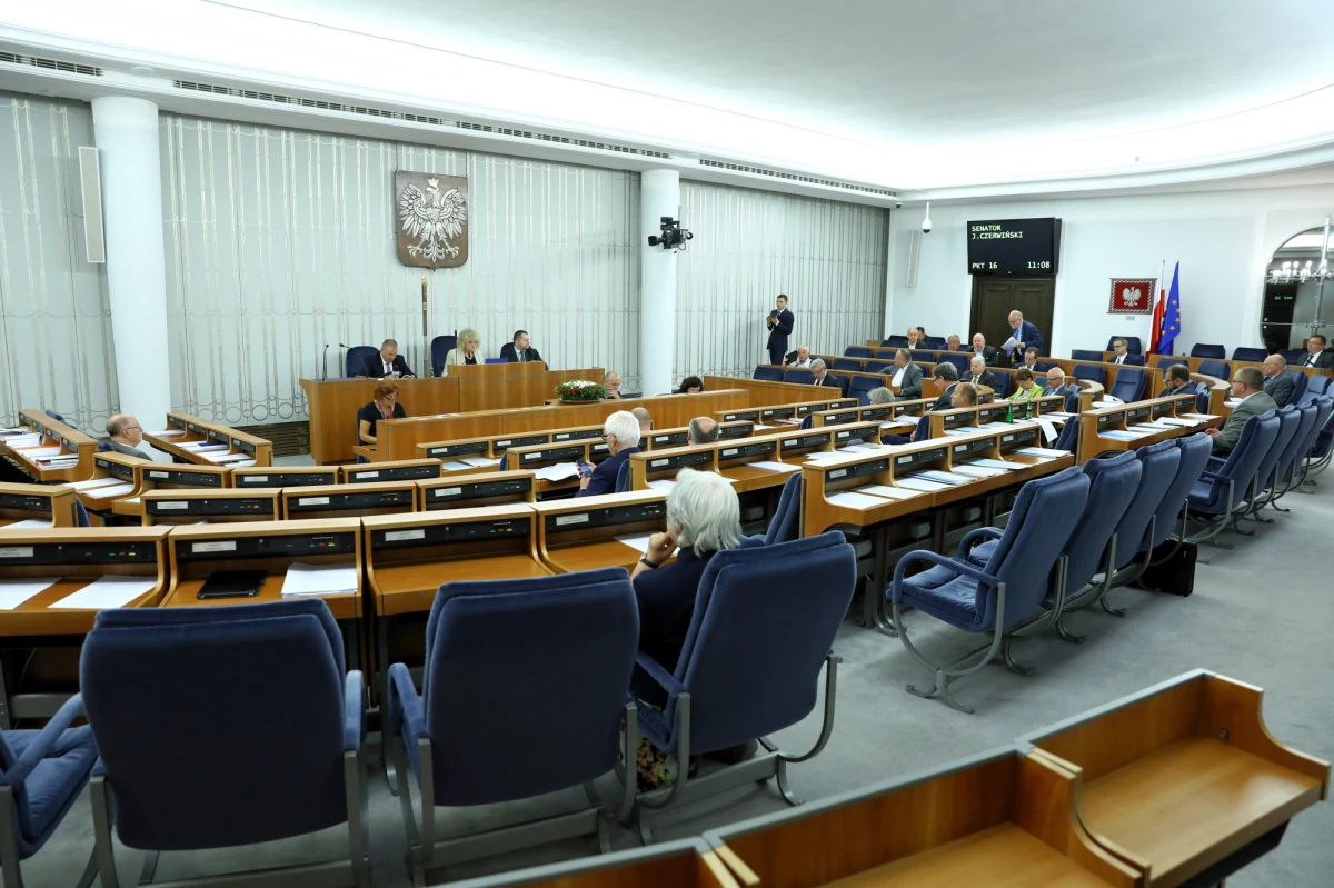 Nowela Kodeksu wyborczego dot. ordynacji w wyborach do Parlamentu Europejskiego jest niezgodna z unijnym prawem, bo wprowadza wysoki efektywny próg wyborczy - przekonywali w czasie debaty senatorowie Platformy Obywatelskiej. Zwracali uwagę, że proponowane zmiany eliminowałyby mniejsze ugrupowania. "Zyska na tym PiS, zyska na tym PO, ale PSL, SLD - stracą" - mówił senator PO Piotr Florek. Jerzy Czerwiński z Prawa i Sprawiedliwości odpowiadał, że "nikt nie zabrania (mniejszym ugrupowaniom) zrzeszania się w koalicje", a także, że nowa ordynacja jest lepsza dla kraju, bo zwiększa szansę, że do PE dostaną się 2-3 duże partie zamiast kilku mało licznych. "Wolę mieć silną polską reprezentację złożoną z dwóch ugrupowań niż słabą z pięciu" - stwierdził.