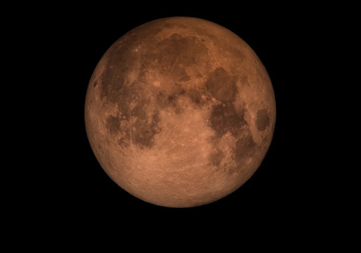 W piątkowy wieczór czeka nas niezwykłe widowisko na niebie: wyjątkowo długie całkowite zaćmienie Księżyca. Następne takie będzie miało miejsce dopiero w czerwcu 2123 roku! W naszym kraju nie będzie widoczna pierwsza faza piątkowego zaćmienia, kiedy Księżyc będzie wchodził w strefę półcienia - natomiast z chwilą wschodu Księżyca, około godziny 20:30, będziemy mogli obserwować fazę drugą, w której Srebrny Glob będzie zagłębiał się w stożek cienia całkowitego. Tuż po 21:30 rozpocznie się zaś faza zaćmienia całkowitego, która potrwa blisko 103 minuty: zaledwie o 4 minuty krócej, niż to maksymalnie możliwe!