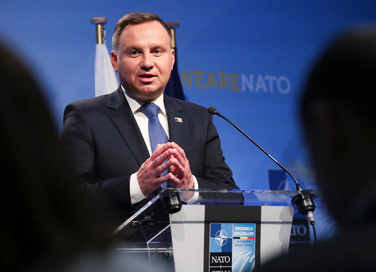 Prezydent Andrzej Duda podpisał przeprowadzoną przez parlament w błyskawicznym tempie nowelizację ustaw m.in. o Sądzie Najwyższym, ustroju sądów, Krajowej Radzie Sądownictwa i o prokuraturze. Nowelę w ostatni piątek przyjął Sejm, a w nocy z wtorku na środę poparł Senat. By nie spowalniać procesu legislacyjnego, parlamentarzyści - o czym informował dziennikarz RMF FM Tomasz Skory - zdecydowali się na przyjęcie regulacji zawierającej błąd: jeden z jej przepisów odsyła bowiem do nieistniejącego artykułu nowelizacji. Kancelaria Prezydenta odniosła się do sprawy w komunikacie informującym o złożeniu przez Andrzeja Dudę podpisu pod nowelizacją. W oświadczeniu czytamy m.in., że ze stanowisk przesłanych przez szefową Kancelarii Sejmu, Biuro Legislacyjne Sejmu i KRS "wynika, że przepis ten, pomimo zaistnienia błędu, nie budzi wątpliwości natury konstytucyjnej". Natychmiast po podpisaniu przez prezydenta nowelizacja została opublikowana w Dzienniku Ustaw.