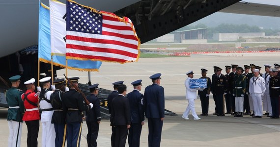 Korea Północna przekazała USA szczątki amerykańskich żołnierzy, którzy zginęli podczas wojny koreańskiej - poinformował Biały Dom. Samolot wojskowy amerykańskiej armii przetransportował je z KRLD do bazy w Korei Południowej. 