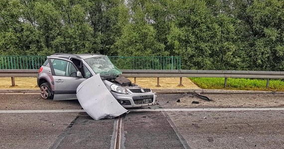 ​Całkowicie zablokowana była autostradowa obwodnica Krakowa w stronę Katowic. W okolicach węzła Bielany zderzyły się trzy samochody osobowe i jeden dostawczy. Jedna osoba zginęła, a jedna jest ranna. Problemy były także na A2. 