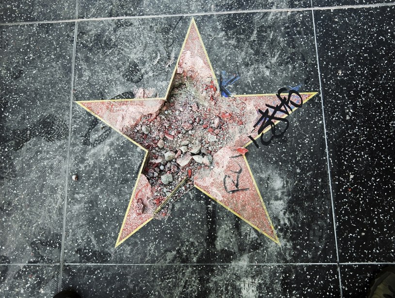 Gwiazdę Donalda Trumpa, wmurowaną w Hollywoodzką Aleję Sław, znów zniszczono. Wandal za pomocą kilofa roztrzaskał symbol z imieniem i nazwiskiem obecnego prezydenta USA.