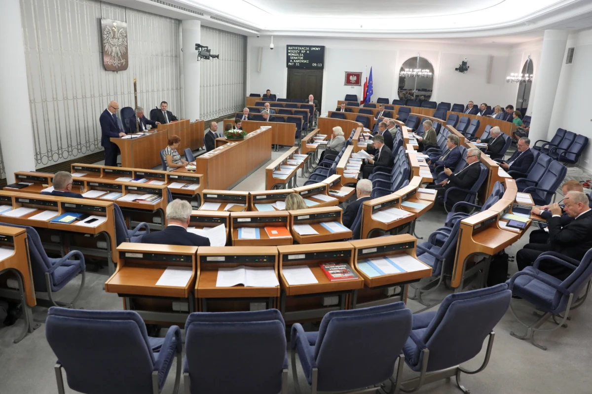 Nowy regulamin Senatu da marszałkowi prawo do karania senatorów w oparciu o niejasne kryteria - uważa PO. Zdaniem PiS zmiany są konieczne, a jeśli senatorowie będą postępowali jak dotychczas, to nowe przepisy pozostaną martwe. Senatorowie obu klubów złożyli poprawki do projektu uchwały. Projekt z poprawkami został przyjęty. Za przyjęciem zmian w regulaminie opowiedziało się 57 senatorów, 28 było przeciw, 2 wstrzymało się od głosu.