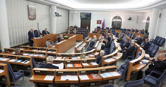 Nowy regulamin Senatu da marszałkowi prawo do karania senatorów w oparciu o niejasne kryteria - uważa PO. Zdaniem PiS zmiany są konieczne, a jeśli senatorowie będą postępowali jak dotychczas, to nowe przepisy pozostaną martwe. Senatorowie obu klubów złożyli poprawki do projektu uchwały. Projekt z poprawkami został przyjęty. Za przyjęciem zmian w regulaminie opowiedziało się 57 senatorów, 28 było przeciw, 2 wstrzymało się od głosu.