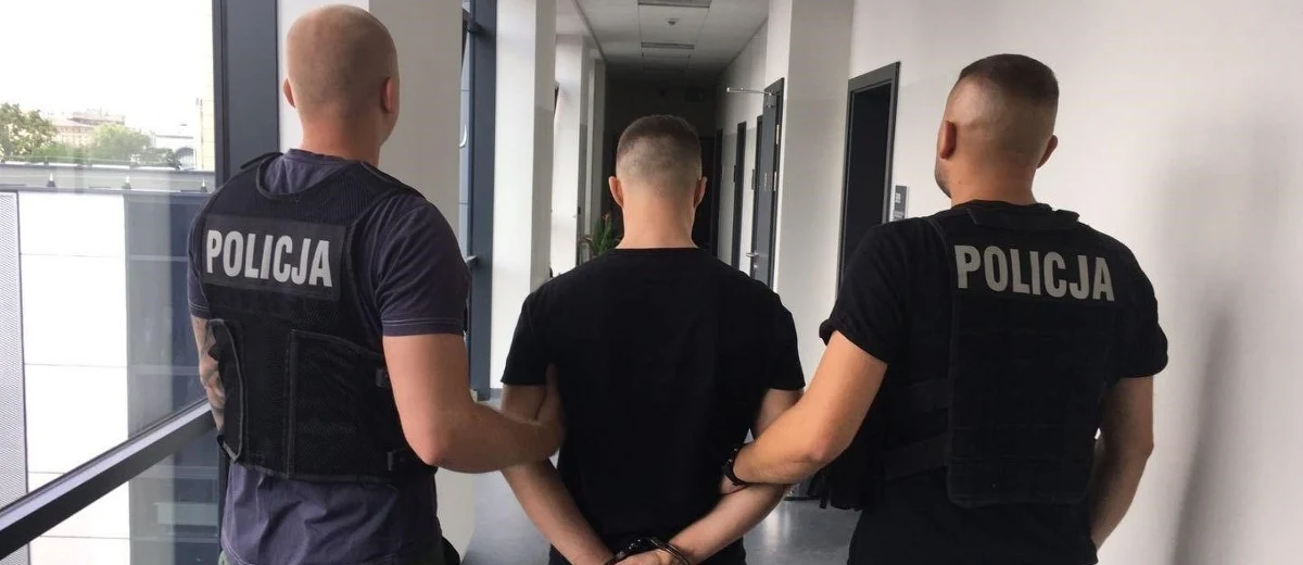 Łódzcy policjanci wyjaśniają okoliczności śmierci 30-letniej kobiety, która zmarła prawdopodobnie po zażyciu dopalaczy. Lekarze uratowali jej kolegę. W tej sprawie zatrzymano dilera, który mógł sprzedać niebezpieczną dla zdrowia używkę.