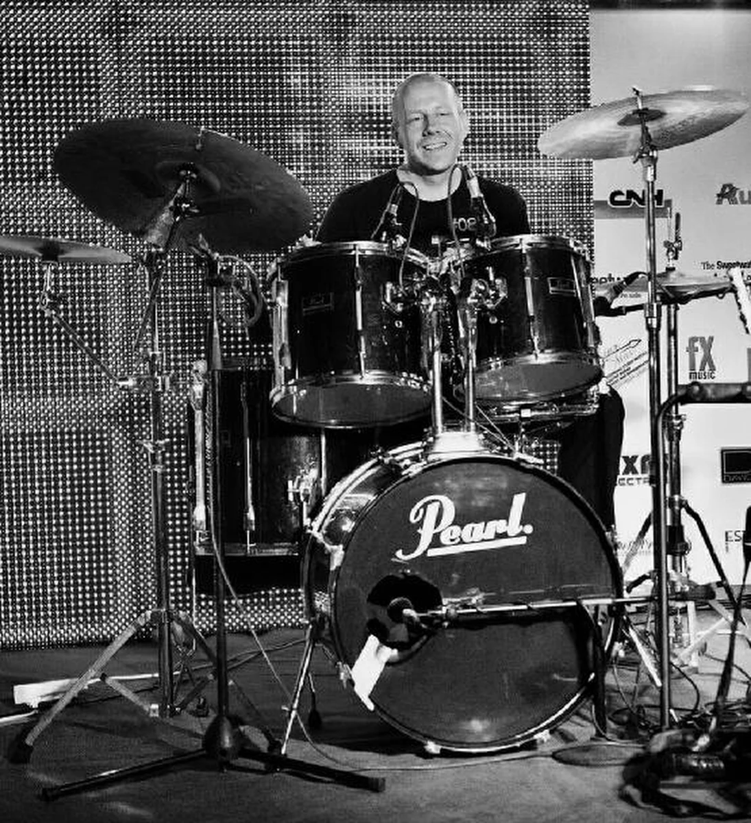 Prokuratura Rejonowa Warszawa Praga-Północ prowadzi śledztwo w sprawie wypadku, w którym zginął muzyk Grzegorz Grzyb. W czwartek odbyła się sekcja zwłok 47-letniego perkusisty. Biegły wstępnie określił, że przyczyną zgonu były poważne urazy głowy i mózgu.
