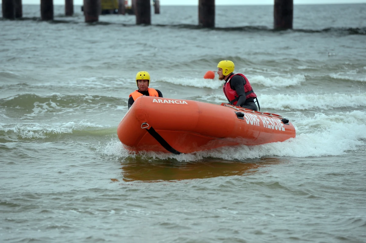 W piątkowe popołudnie na Zalewie Kamieńskim w okolicach Kamienia Pomorskiego przerwano poszukiwania 15-latki, która dzień wcześniej wypadła do wody z łodzi. Jak poinformowała zachodniopomorska straż pożarna, w sobotę poszukiwania zostaną wznowione z użyciem sonaru.