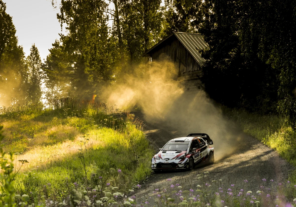 Ott Tanak (Toyota Yaris) prowadzi po 11 z 23 odcinków specjalnych Rajdu Finlandii, który jest ósmą rundą samochodowych mistrzostw świata. Estoński kierowca wygrał dotychczas sześć oesów i ma 5,8 s przewagi nad drugim w stawce Norwegiem Madsem Oestbergiem (Citroen C3) i 23,1 s przewagi nad reprezentantem gospodarzy Jarim-Mattim Latvalą (Toyota Yaris), który plasuje się na trzeciej pozycji. Jedyna polska załoga - Łukasz Pieniążek i Przemysław Mazur (Skoda Fabia R5) - zajmuje 18. miejsce, a siódme w klasie RC2.