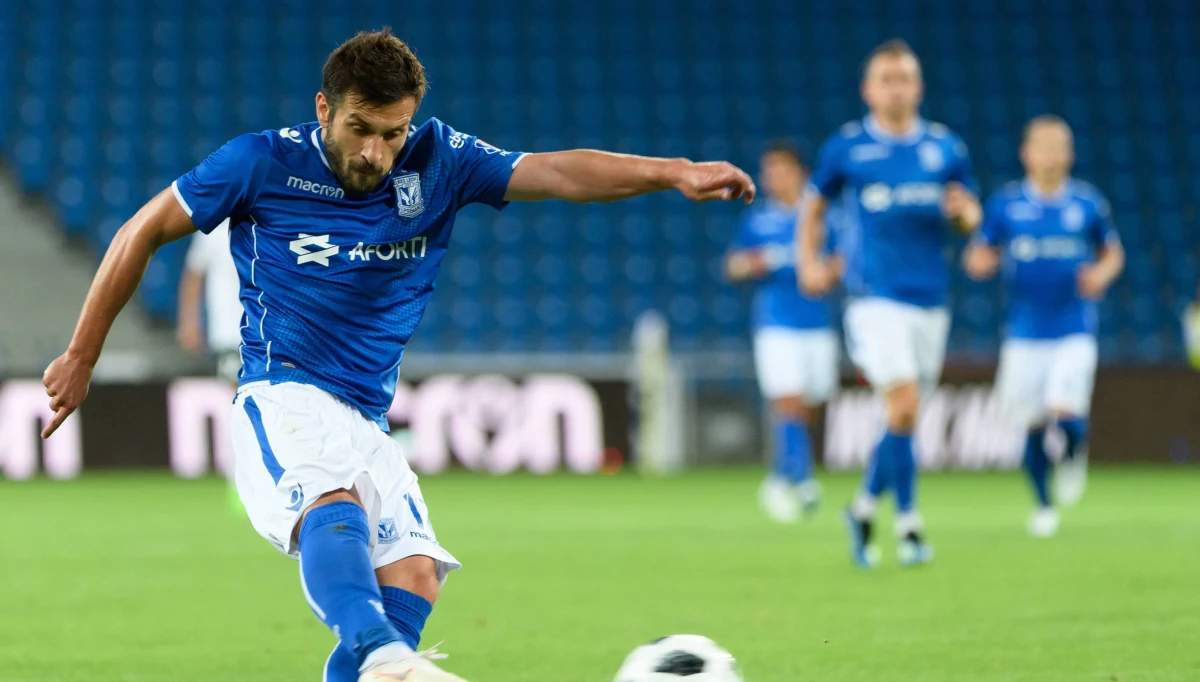 Wojewoda wielkopolski zdecydował o ograniczeniu z ośmiu do trzech liczby meczów, które Lech Poznań musi rozegrać bez udziału publiczności. 2 sierpnia w Poznaniu kibice zobaczą rewanżowy pojedynek 2. rundy eliminacji Ligi Europy z Szachtiorem Soligorsk.