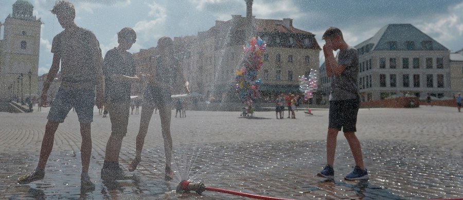 Instytut Meteorologii i Gospodarki Wodnej wydał w sobotę ostrzeżenia meteorologiczne dla 12 województw w związku z prognozowanymi upałami. W dziesięciu województwach obowiązuje drugi stopień zagrożenia, a w dwóch - pierwszy.