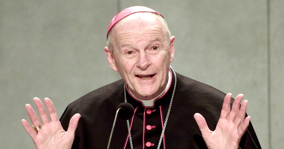 Watykan poinformował w sobotę, że papież Franciszek przyjął rezygnację z Kolegium Kardynalskiego byłego arcybiskupa Nowego Jorku i Waszyngtonu kardynała Theodore'a McCarricka, oskarżonego o molestowanie seksualne.