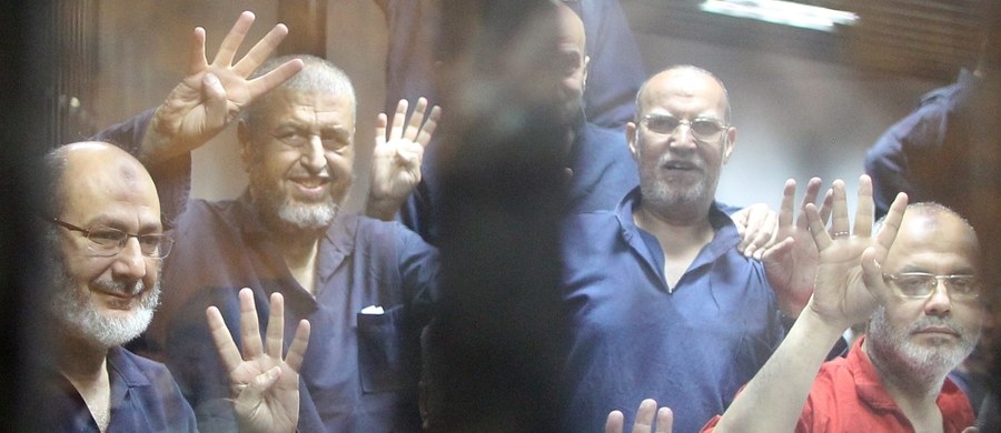 Sąd w Kairze skazał w zbiorowym procesie na śmierć przez powieszenie 75 spośród 739 oskarżonych za przestępstwa w czasie protestów na placu Rabaa z 2013 r. przeciw odsunięciu od władzy związanego z Bractwem Muzułmańskim prezydenta Mohammeda Mursiego.