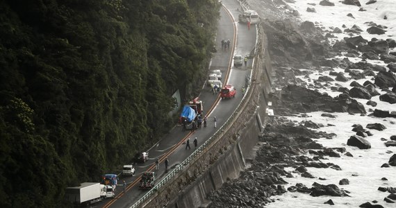 ​Setki lotów zostało odwołanych w Japonii, a kraj szykuje się na nadejście huraganu Jongdari. Prędkość wiatrów dojdzie do 180 km/h. Przewiduje się, że Jongdari dotrze do głównej wyspy kraju, Honsiu, w nocy w sobotę lub w niedzielę nad ranem - podało BBC.