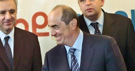 Były prezydent Armenii Robert Koczarian został aresztowany na dwa miesiące pod zarzutem złamania konstytucji w związku ze stłumieniem demonstracji w Erywaniu w 2008 roku. Oskarżonego wraz z nim gen. Jurija Chaczaturowa wypuszczono w sobotę za kaucją. 