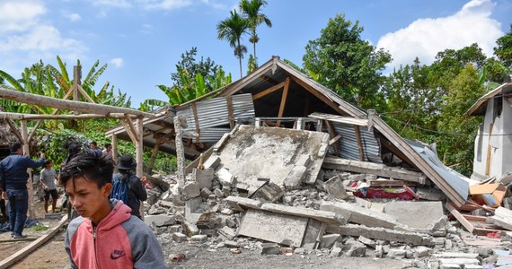Liczba ofiar silnego trzęsienia ziemi, które nawiedziło indonezyjską turystyczną wyspę Lombok wzrosła do 14; ponad 160 osób jest rannych - podała w niedzielę agencja AP. 67 osób trafiło do szpitala z poważnymi obrażeniami.
