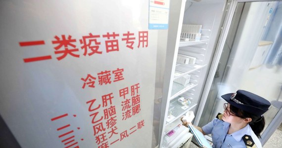 Chińskie władze koncentrują się na znalezieniu i ukaraniu winnych skandalu szczepionkowego, który wstrząsnął obywatelami. Policja wskazała 18 podejrzanych i poprosiła o zgodę prokuratury na ich aresztowanie - podaje Reuters. Przypomnijmy, że wadliwe szczepionki przeciwko wściekliźnie były podawane trzymiesięcznym dzieciom.