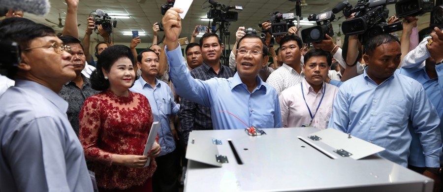 Rządząca Kambodżańska Partia Ludowa (PPC) premiera Hun Sena ogłosiła, że wygrała niedzielne wybory parlamentarne, które według organizacji humanitarnych i broniących praw człowieka nie były ani uczciwe, ani wolne - pisze Reuters.