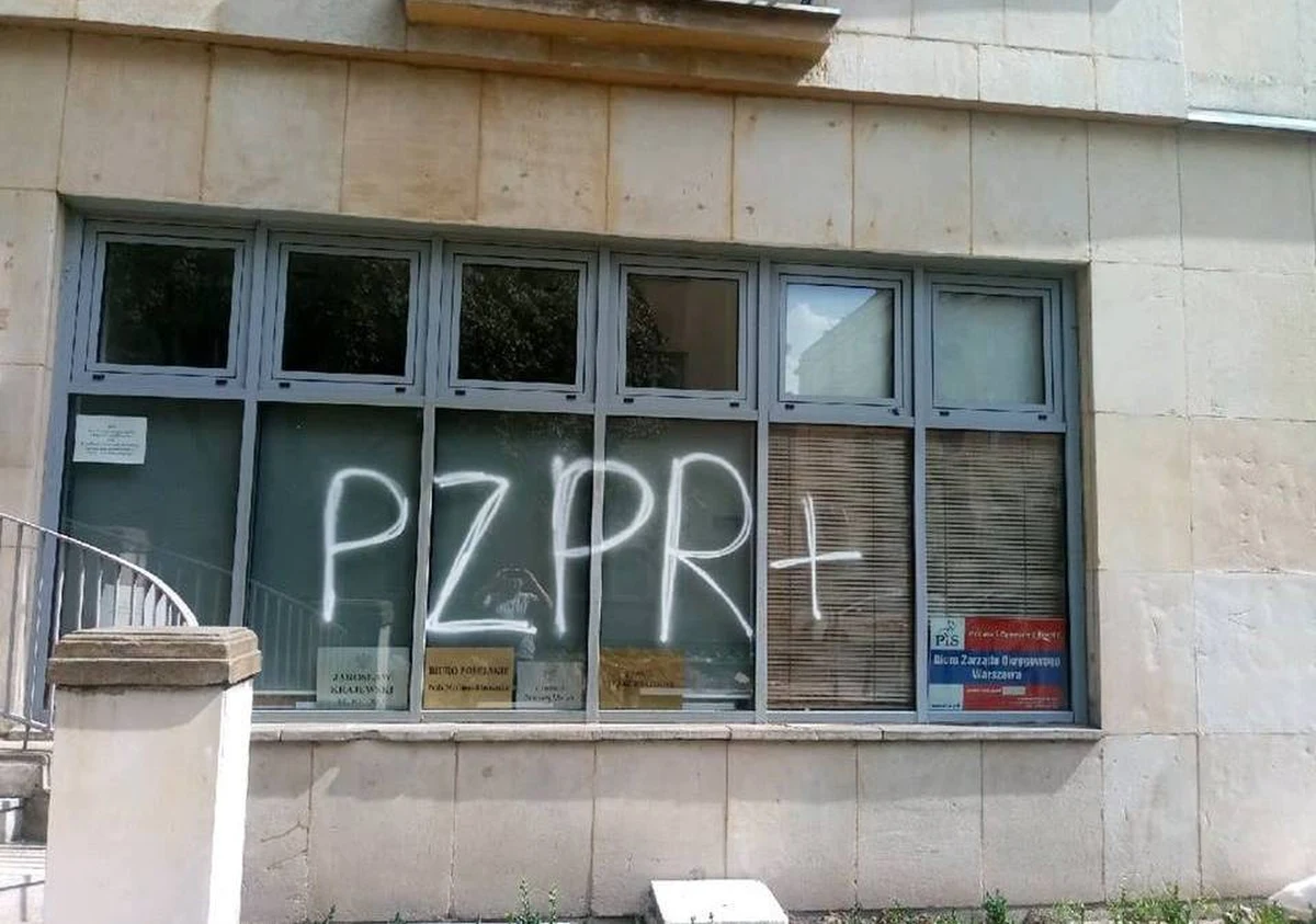 Napis "PZPR+" pojawił się na elewacji budynku Biura Zarządu Okręgowego PiS przy ul. Koszykowej w Warszawie, w którym m.in. znajdują się biura poselskie Jarosława Krajewskiego i ministra Mariusza Kamińskiego. To kolejny taki incydent w ostatnim czasie. W zeszłym tygodniu po protestach KOD, Obywateli RP i partii na tym samym budynku pojawił się napis: "Se możecie wy…ać".