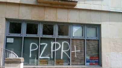 Napis "PZPR+" na budynku biura warszawskiego PiS. To kolejny taki incydent