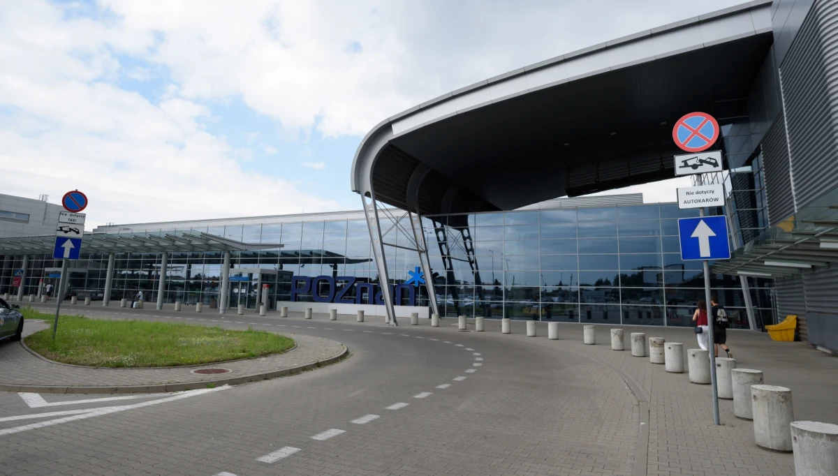 Awaryjne lądowanie samolotu czarterowego Enter Air w Poznaniu. Nikomu nic się nie stało - informuje reporter RMF FM Grzegorz Kwolek.