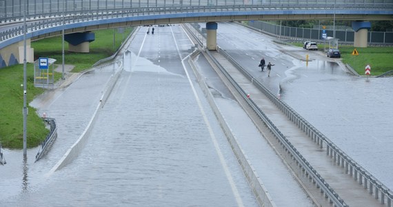 To był trudny poranek dla warszawskich kierowców. Po nocnych opadach woda zalała nowy odcinek Trasy Świętokrzyskiej, na wysokości ulicy Zabranieckiej. Wszystko przez niedziałające przepompownie wody. Droga była zablokowana do godziny 15.