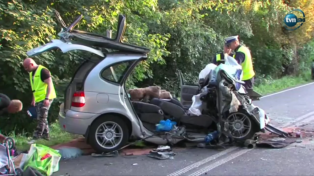 Sześć osób zostało rannych w wypadku, do którego doszło rano między miejscowościami Ostropole a Barwice, kilkanaście kilometrów od Szczecinka w woj. zachodniopomorskim. W czołowym zderzeniu dwóch samochodów poszkodowanych zostało dwoje dzieci wieku 4 i 12 lat. 
