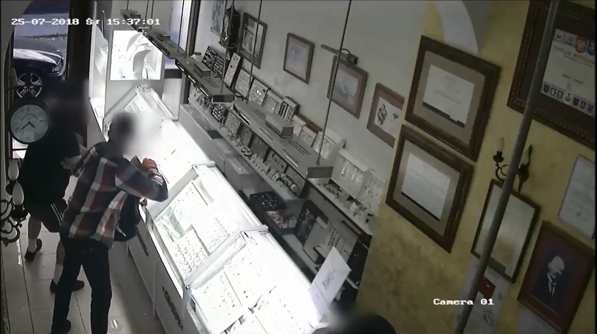 Sprawców napadu na jubilera zatrzymali policjanci z Koszalina - informuje reporterka RMF FM Aneta Łuczkowska. Czterej mężczyźni w minioną środę sterroryzowali sprzedawcę, rozbili witryny i ukradli biżuterię o wartości ok. 200 tys. złotych. Łup złodziei udało się odzyskać tylko częściowo. Decyzją Sądu Rejonowego w Koszalinie najbliższe trzy miesiące podejrzani spędzą w areszcie.