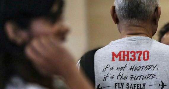 Raport końcowy na temat zaginionego samolotu MH370 opublikowany cztery lata po tym, jak maszyna zniknęła z radarów, nie zawiera nic nowego. Samolot malezyjskich linii lotniczych zaginął 8 marca 2014 roku w trakcie lotu z Kuala Lumpur do Pekinu. Na jego pokładzie było 227 pasażerów i 12 członków załogi. Raport liczy 1500 stron. Nie wskazuje winnych katastrofy.