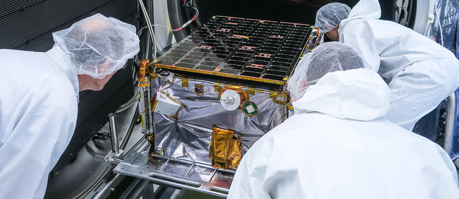 Gotowy jest już pierwszy polski satelita komercyjny, który w listopadzie zostanie wystrzelony na orbitę okołoziemską. W listopadzie satelita ICEYE-X2, nazywany z angielskiego "wszystkowidzącym okiem na niebie", zostanie wystrzelony na orbitę okołoziemską z amerykańskiego przylądka na Florydzie. Spędzi tam kilka lat. To czwarty w historii satelita stworzony przez Polaków, który zostanie wysłany w kosmos. 