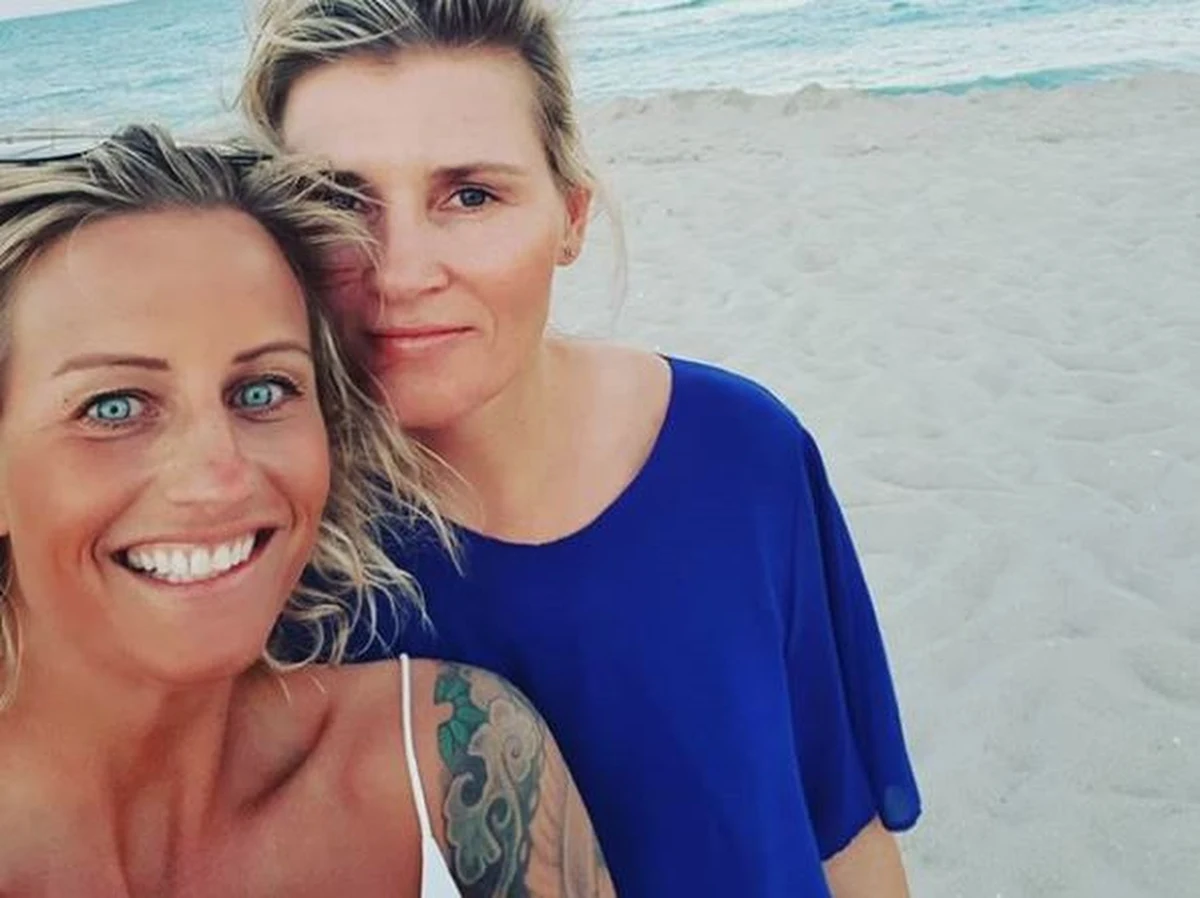 Norweska policja ujawniła, jak doszło do tragicznego wypadku, w którym śmierć poniosła Vibeke Skofterud. Mistrzyni olimpijska w biegach narciarskich zginęła na skuterze wodnym nocą z soboty na niedzielę. Zaginięcie 38-latki zgłosiła jej partnerka Marit. "Jesteś moją wielką miłością, moim partnerem, kochanką, bohaterem, mentorem i najlepszym przyjacielem. Mówiłyśmy, że już na zawsze będziemy razem" - napisała Marit we wzruszającym poście na Instagramie.