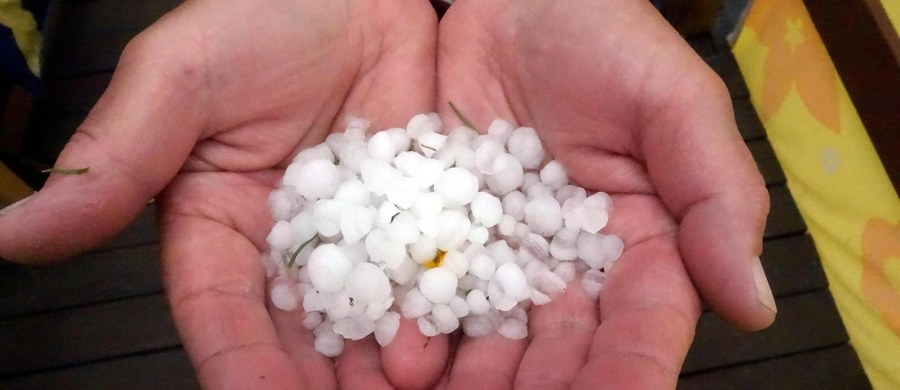 Wysokie temperatury i burze z gradem będą występować prawie w całym kraju. Instytut Meteorologii i Gospodarki Wodnej wydał w poniedziałek ostrzeżenia meteorologiczne dla piętnastu województw.