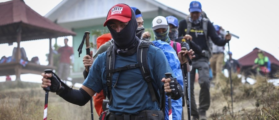 Ewakuacja blisko 700 turystów uwięzionych na szczycie wulkanu Rinjani przez trzęsienie ziemi rozpoczęła się w poniedziałek na indonezyjskiej wyspie Lombok. Do późnego popołudnia (czasu miejscowego) w bezpieczne miejsce sprowadzono ponad 250 osób.