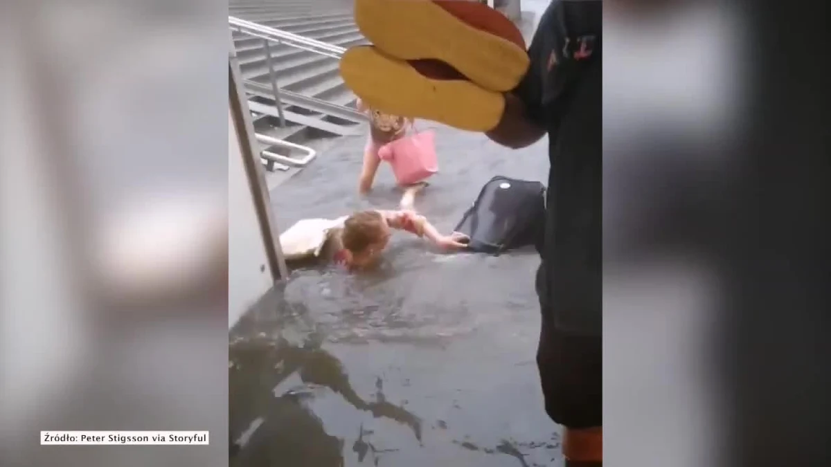 Gwałtowne opady doprowadziły do zalania stacji kolejowej w szwedzkim mieście Uppsala. Pasażerów jednak nie odstraszył wysoki poziom wody i dzielnie podążali na perony zmoczeni po kolana, a nawet po pachy.