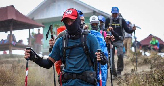 543 turystów, którzy z powodu trzęsienia ziemi zostali uwięzieni na szczycie wulkanu Rinjani na indonezyjskiej wyspie Lombok, zostało bezpiecznie ewakuowanych. Miejscowe służby poinformowały, że wszyscy są zdrowi. Na wulkanie wciąż są ludzie, akcja ratunkowa trwa.