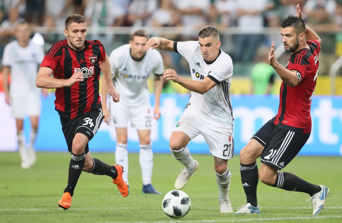 Piłkarze Legii Warszawa staną wieczorem przed trudnym zadaniem odrobienia strat w rewanżu ze Spartakiem Trnawa w drugiej rundzie eliminacji Ligi Mistrzów. Na Łazienkowskiej przegrali 0:2. Mimo niełatwej sytuacji w stołecznej ekipie zapewniają, że wiara w awans jest w drużynie duża.