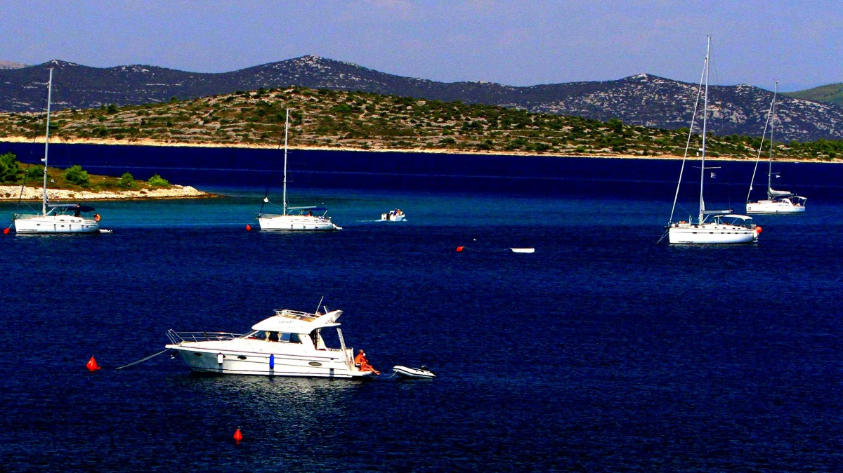 W chwili wypadku polska żaglówka płynęła z opuszczonym żaglem, napędzana silnikiem. To najnowsze informacje w sprawie tragedii, do której doszło wczoraj w Czarnogórze, w pobliżu miejscowości Oblatno w zatoce Traszte. Dwójka Polaków zginęła, gdy w ich jacht uderzyła motorówka.