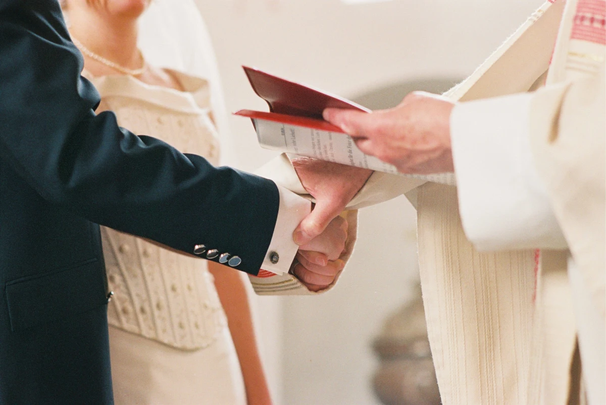 W ciągu ostatnich 12 lat liczba ślubów kościelnych zmniejszyła się w Polsce aż o 11 procent - donosi "Rzeczpospolita". Powodem jest m.in., jak czytamy, "stosunkowo wysoka liczba rozwodów", która sprawia, że "coraz więcej osób staje na ślubnym kobiercu po raz drugi i kolejny. I w konsekwencji spada liczba ślubów zawieranych przed ołtarzem".