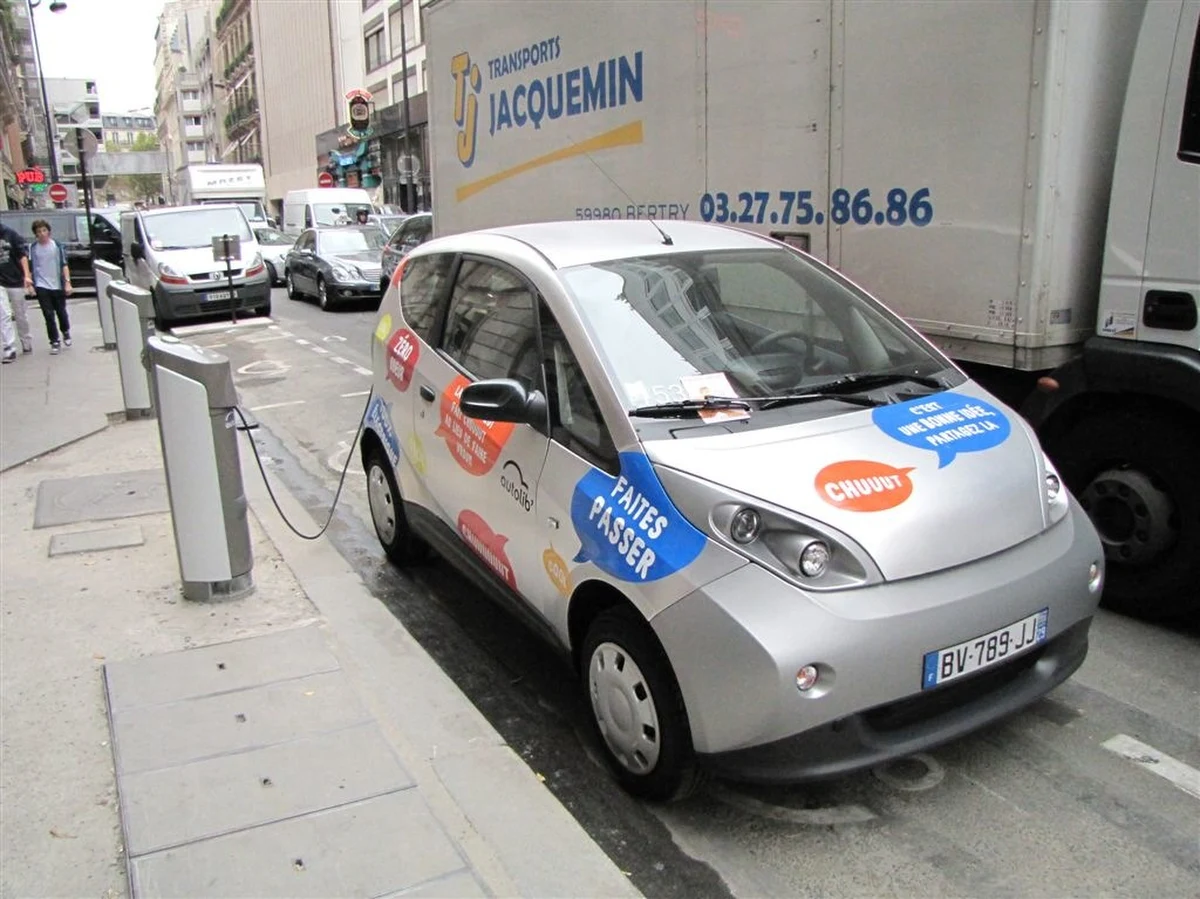 Działalność sieci samoobsługowych wypożyczalni „Autolib” w Paryżu zakończona. Z samochodów elektrycznych nie można już korzystać przez działanie klientów. Pojazdy ulegały szybkiemu zniszczeniu, bo nikt nie sprawdzał w jakim stanie użytkownicy je oddawali.