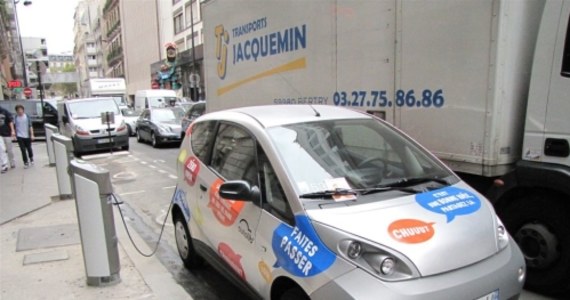 Działalność sieci samoobsługowych wypożyczalni „Autolib” w Paryżu zakończona. Z samochodów elektrycznych nie można już korzystać przez działanie klientów. Pojazdy ulegały szybkiemu zniszczeniu, bo nikt nie sprawdzał w jakim stanie użytkownicy je oddawali.