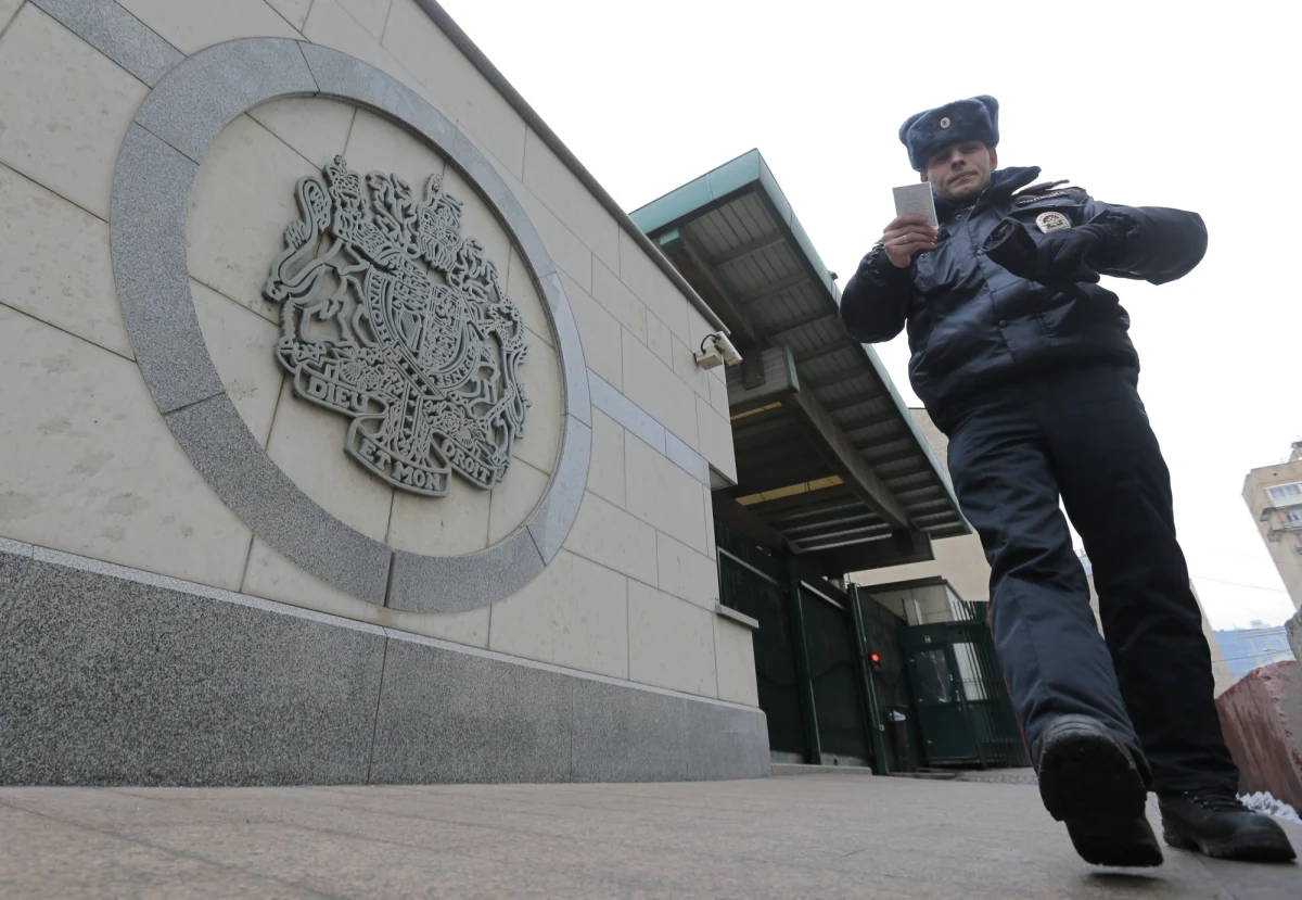 W ciągu ostatnich dwóch miesięcy wszczęto w Rosji sześć spraw karnych dotyczących zdrady stanu i szpiegostwa. Liczba ta budzi pytania, aresztowania podejrzanych o przekazywanie tajnych informacji mogą oznaczać kolejną falę szpiegomanii - piszą "Wiedomosti".