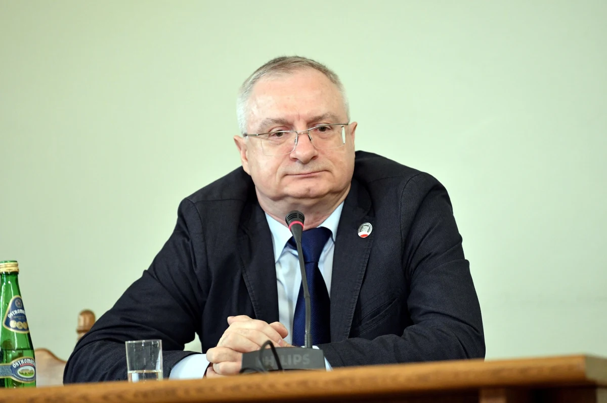 We wtorek przed południem Krzysztof Bondaryk stawił się na przesłuchanie w Prokuraturze Rejonowej w Białymstoku. Jak po godz. 12 poinformowała Prokuratura Krajowa, były szef Agencji Bezpieczeństwa Wewnętrznego usłyszał dwa zarzuty: przekroczenia uprawnień i zaniechania obowiązków w sprawie przyjęcia do służby w ABW jednego z pracowników cywilnych Agencji. Grozi mu 10 lat więzienia.