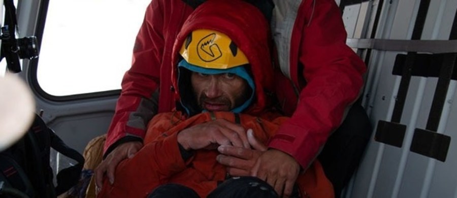 ​To była akcja ratunkowa jedyna w swoim rodzaju - mówi Marcin Kacperek, wspinacz, ratownik i przewodnik wysokogórski, komentując spektakularne uratowanie Aleksandra Gukowa pod szczytem Latoka I w Karakorum. Rosyjski wspinacz czekał na pomoc na wysokości 6200 metrów. Po śmiertelnym wypadku partnera, przyczepiony do potężnej skalnej ściany, spędził ostatnie 6 dni samotnie i bez jedzenia. Dopiero dziś, gdy poprawiła się pogoda, użyto śmigłowca pakistańskiej armii, dzięki czemu akcja ratunkowa zakończyła się sukcesem. 