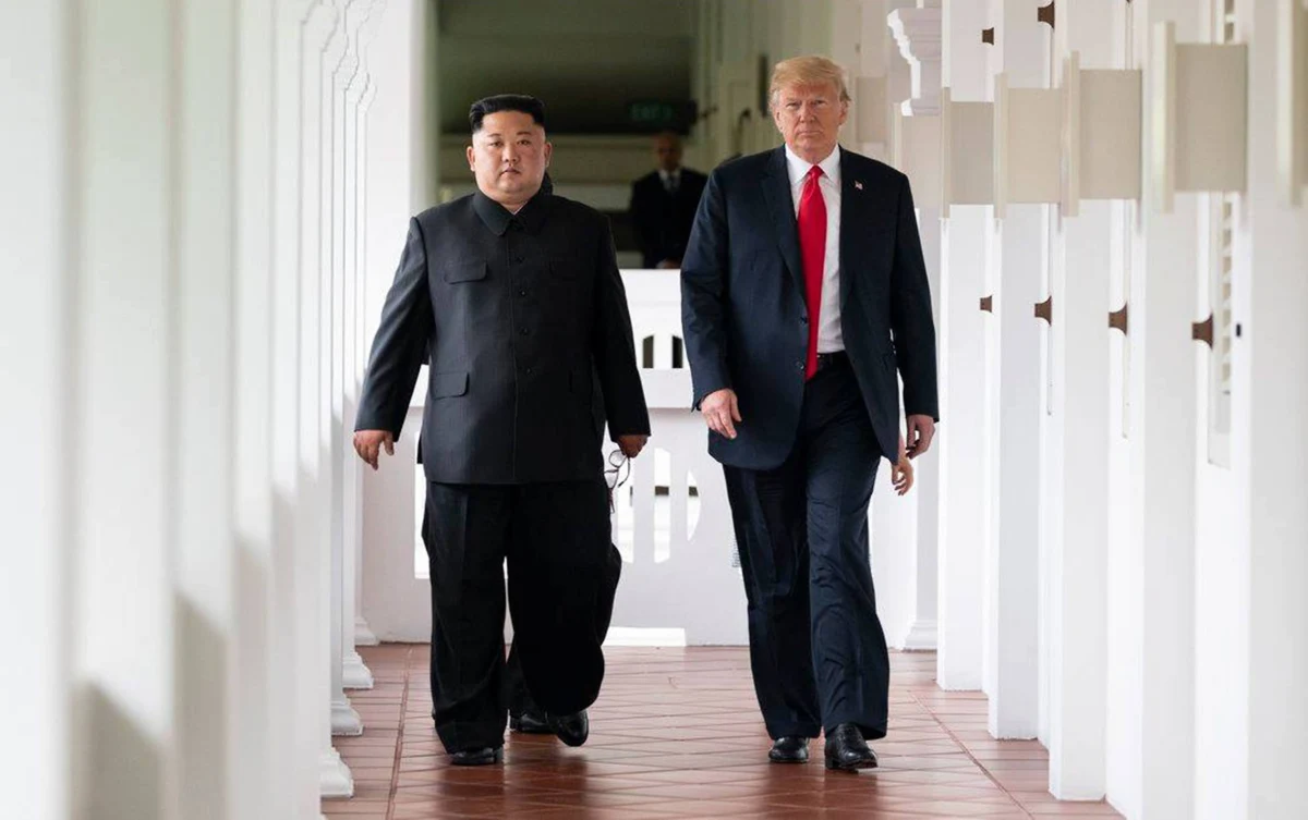 Obie Koree, Stany Zjednoczone i Chiny prowadzą zakulisowe negocjacje ws. formalnego zakończenia wojny koreańskiej, ale pomiędzy czterema krajami wciąż występują istotne różnice zdań - poinformował południowokoreański dziennik "Dzoson Ilbo". Korea Północna i Korea Południowa wciąż są formalnie w stanie wojny, gdyż konflikt z lat 1950-1953 zakończył się jedynie podpisaniem rozejmu. W kwietniu jednak przywódcy obu krajów zadeklarowali, że będą się starać o zawarcie układu pokojowego jeszcze przed końcem roku. Wymaga to współpracy z USA i Chinami, które są sygnatariuszami podpisanego w 1953 roku rozejmu.