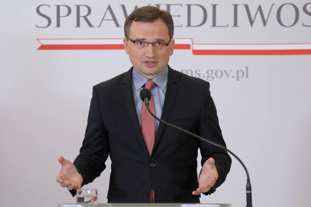 Minister sprawiedliwości, prokurator generalny Zbigniew Ziobro ocenił po przesłaniu przez prokuraturę w Rzeszowie aktu oskarżenia w sprawie niegospodarności w Sądzie Apelacyjnym w Krakowie, że potwierdza się w tym przypadku porzekadło, że "najciemniej jest pod latarnią".