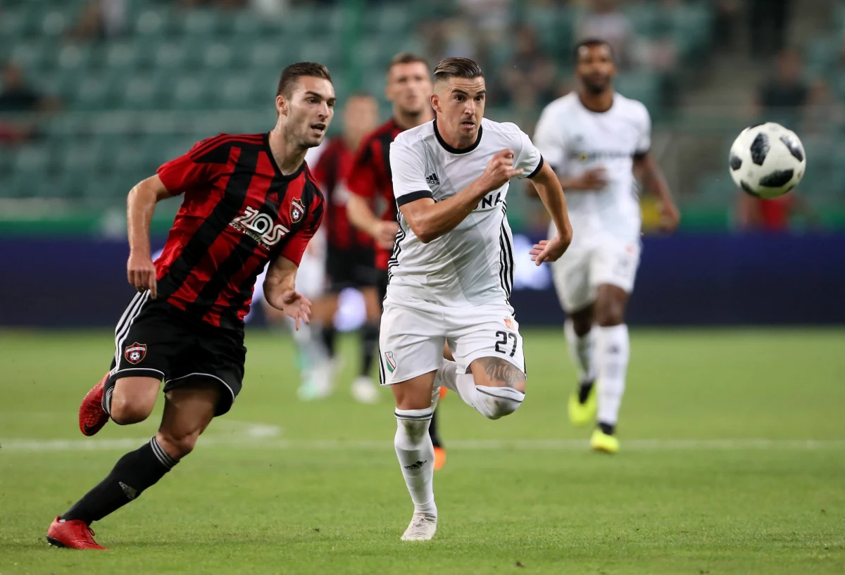 To może być sądny wieczór dla Deana Klafuricia. Legia Warszawa zmierzy się dziś ze Spartakiem Trnawa w II rundzie eliminacji Ligi Mistrzów. "Wojskowi" potrzebują do awansu zwycięstwa 3:0, bo na własnym stadionie przegrali 0:2. O tym, czy Legia ma realne szanse na awans, czy w dobrej grze przeszkadzają eksperymenty z ustawieniem oraz czy Adam Nawałka to dobry kandydat na nowego trenera - z byłym piłkarzem Legii, obecnie trenerem Jackiem Cyzio rozmawiał dziennikarz RMF FM Paweł Pawłowski.